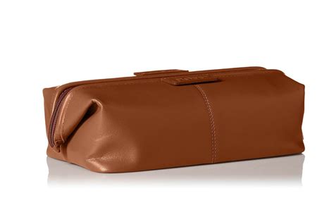 what's the difference between a dopp kit and a toiletry bag